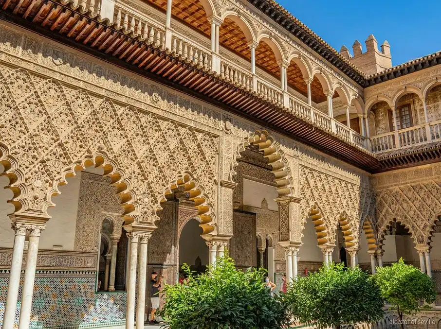 Prinsens trädgård längs audioguide-rutten i Royal Alcázar of Seville